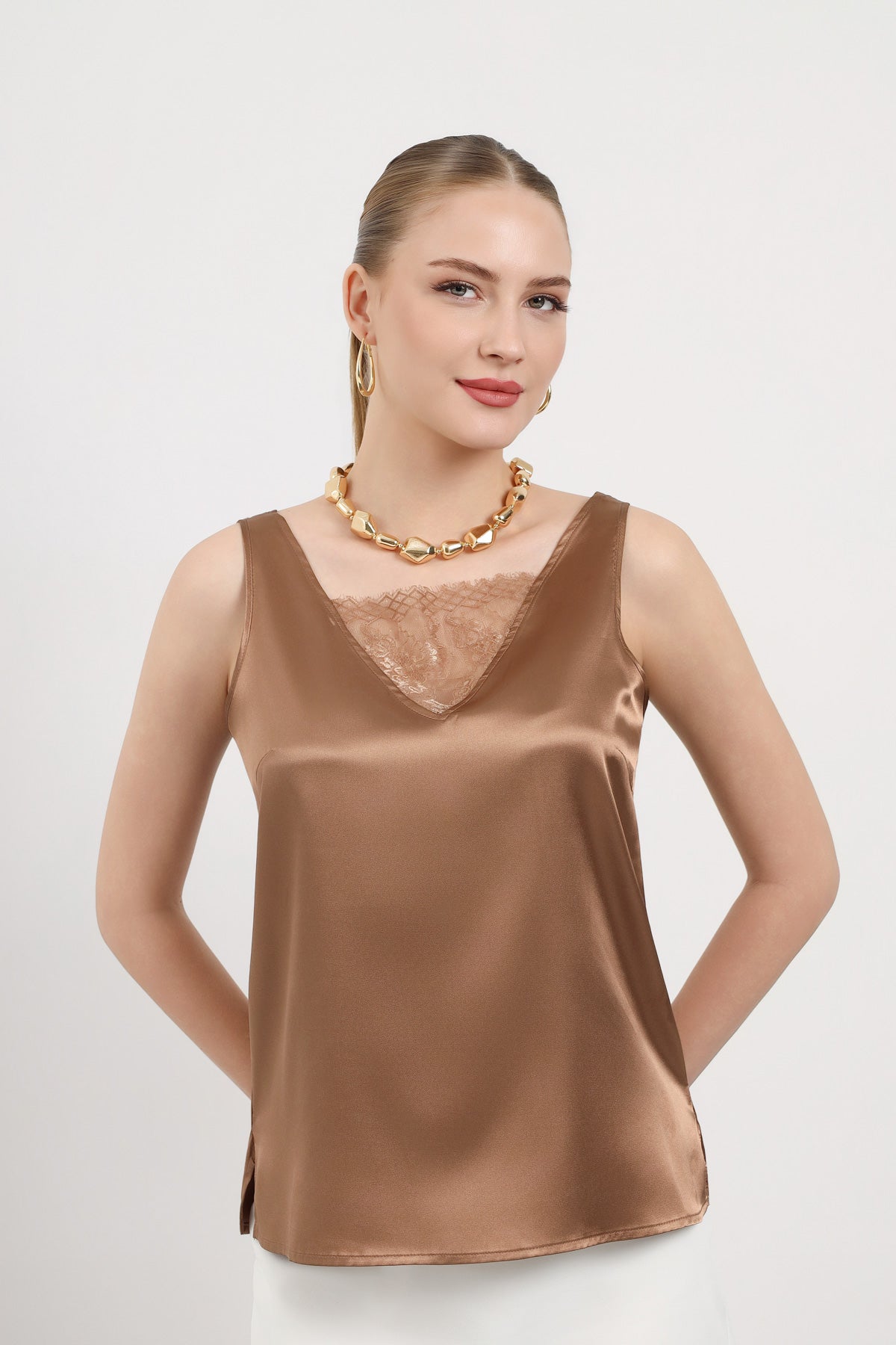 Camel Dantel Detaylı Saten Görünümlü Bluz