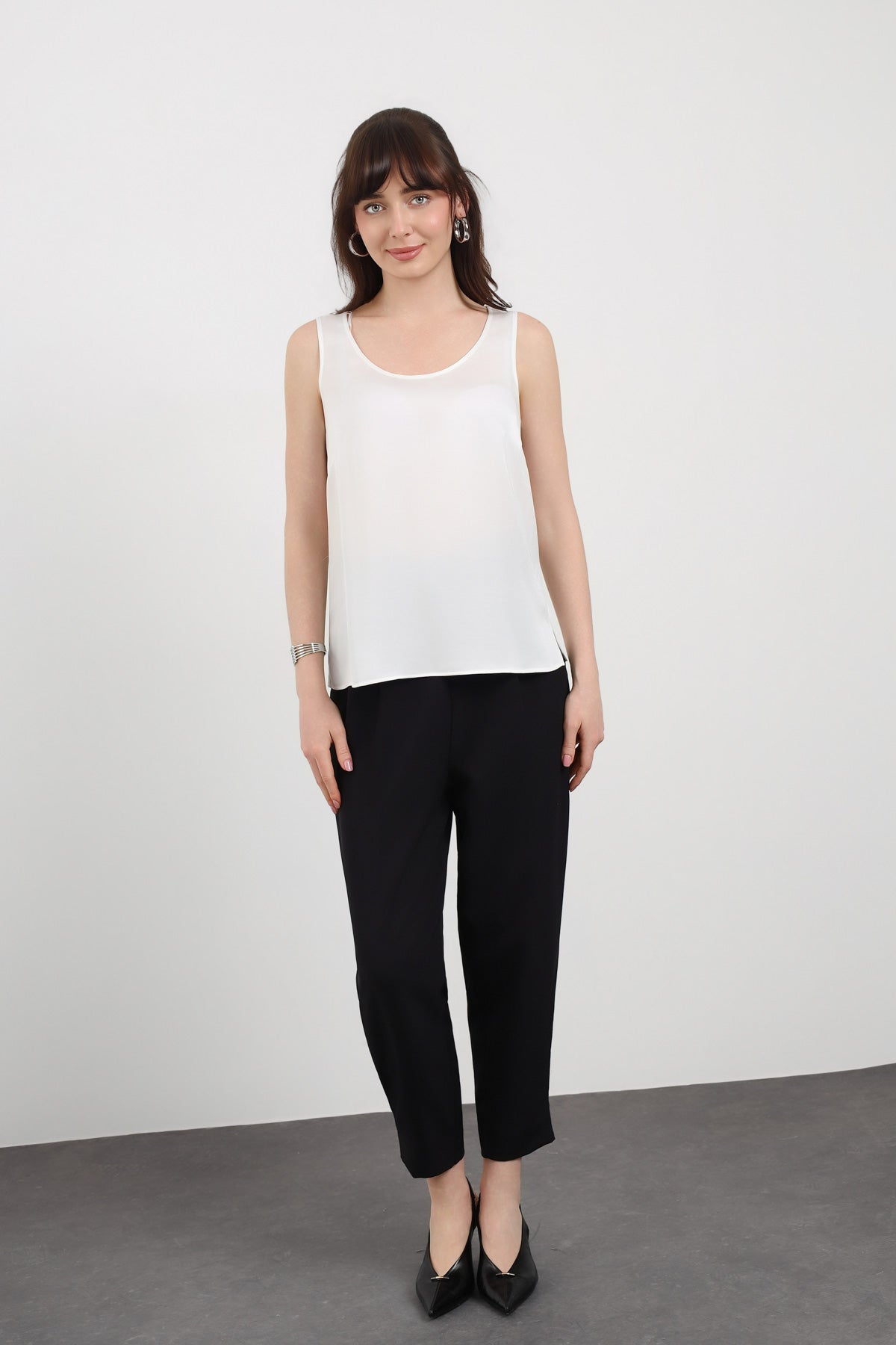 Beyaz Askılı Minimal Bluz