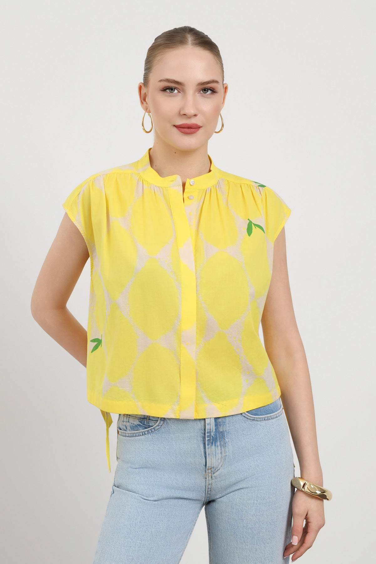 Akışkan Formlu Kolsuz Kadın Gömlek