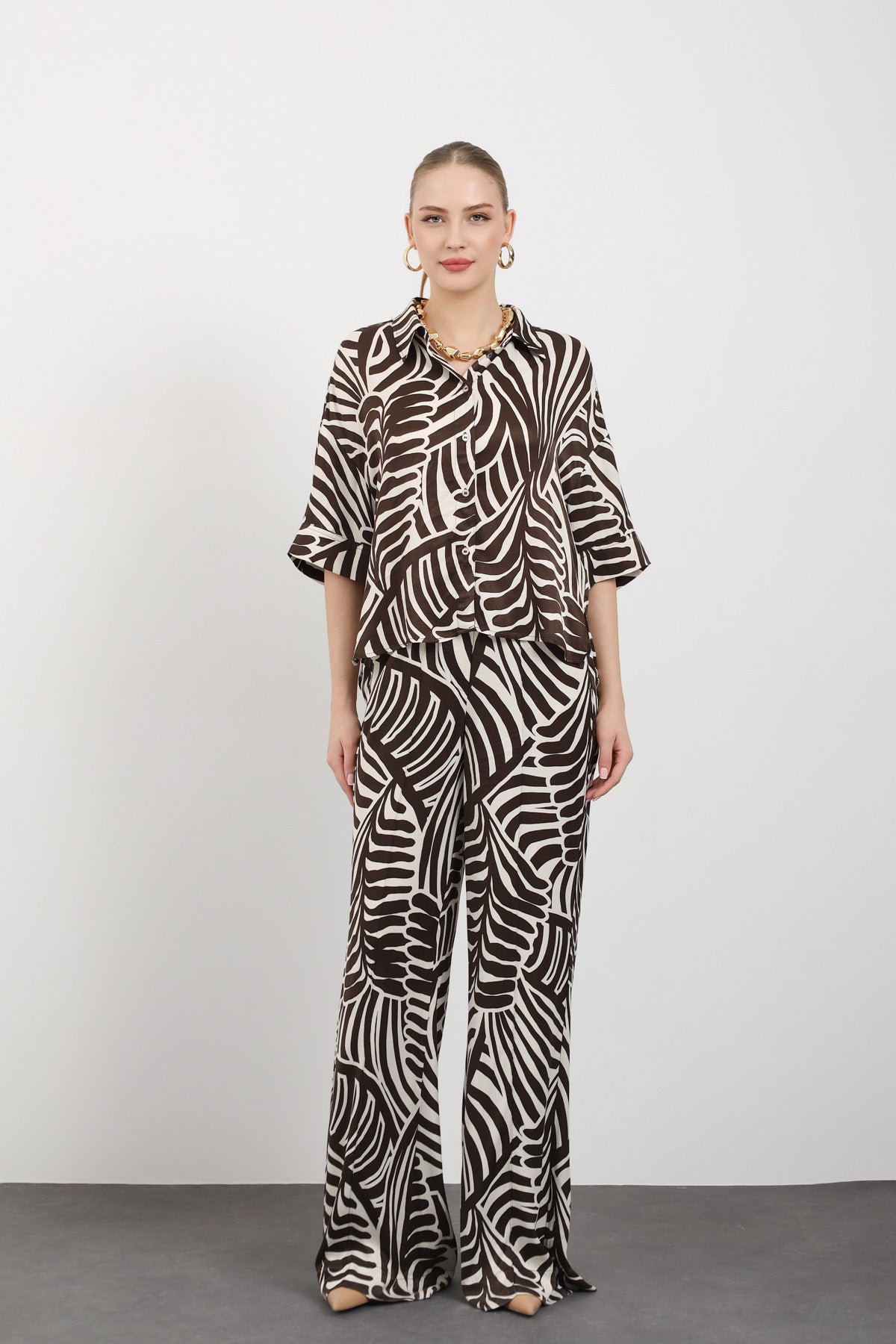 Akışkan Formlu Yarım Kol Kadın Gömlek