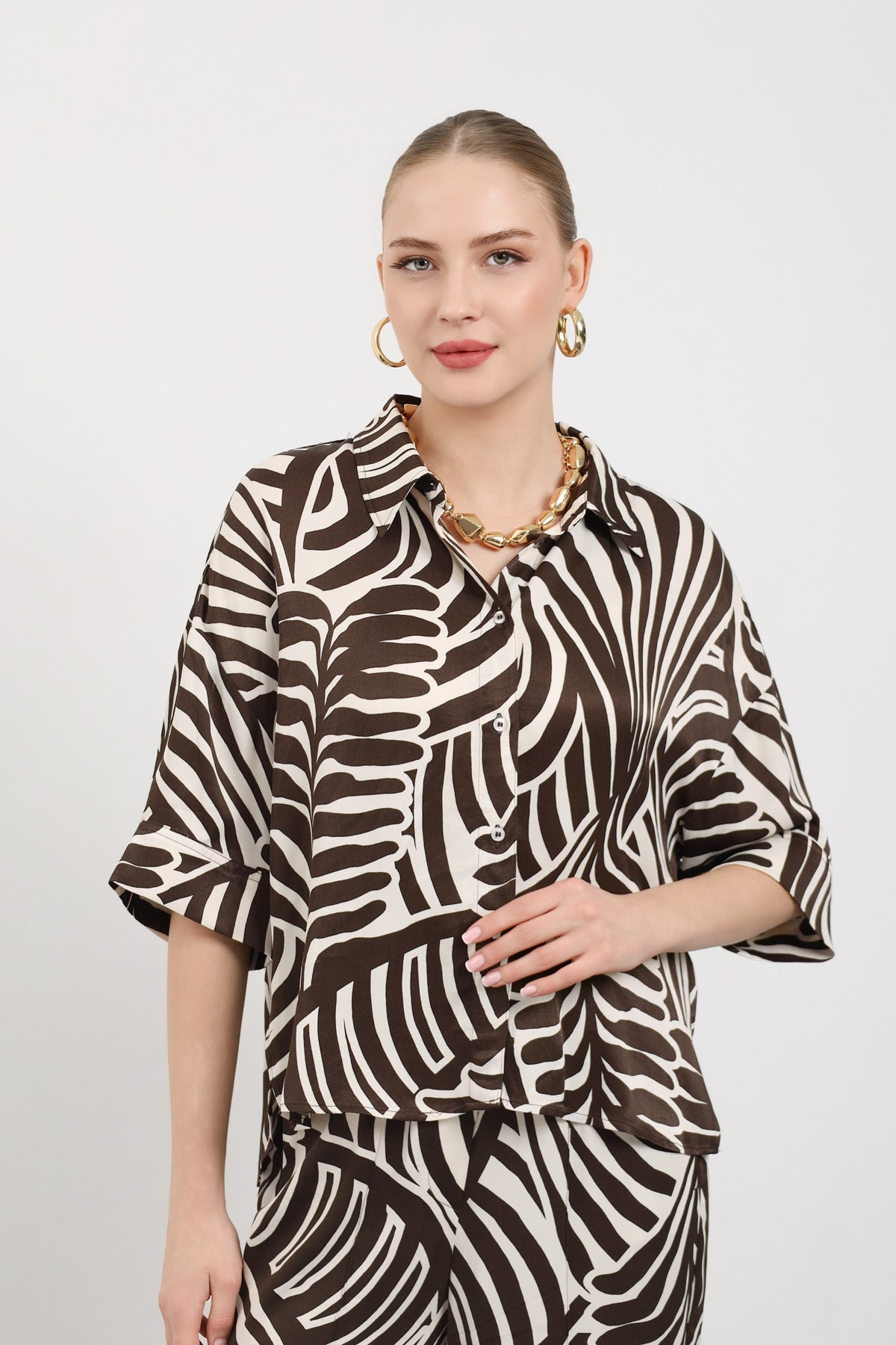 Akışkan Formlu Yarım Kol Kadın Gömlek