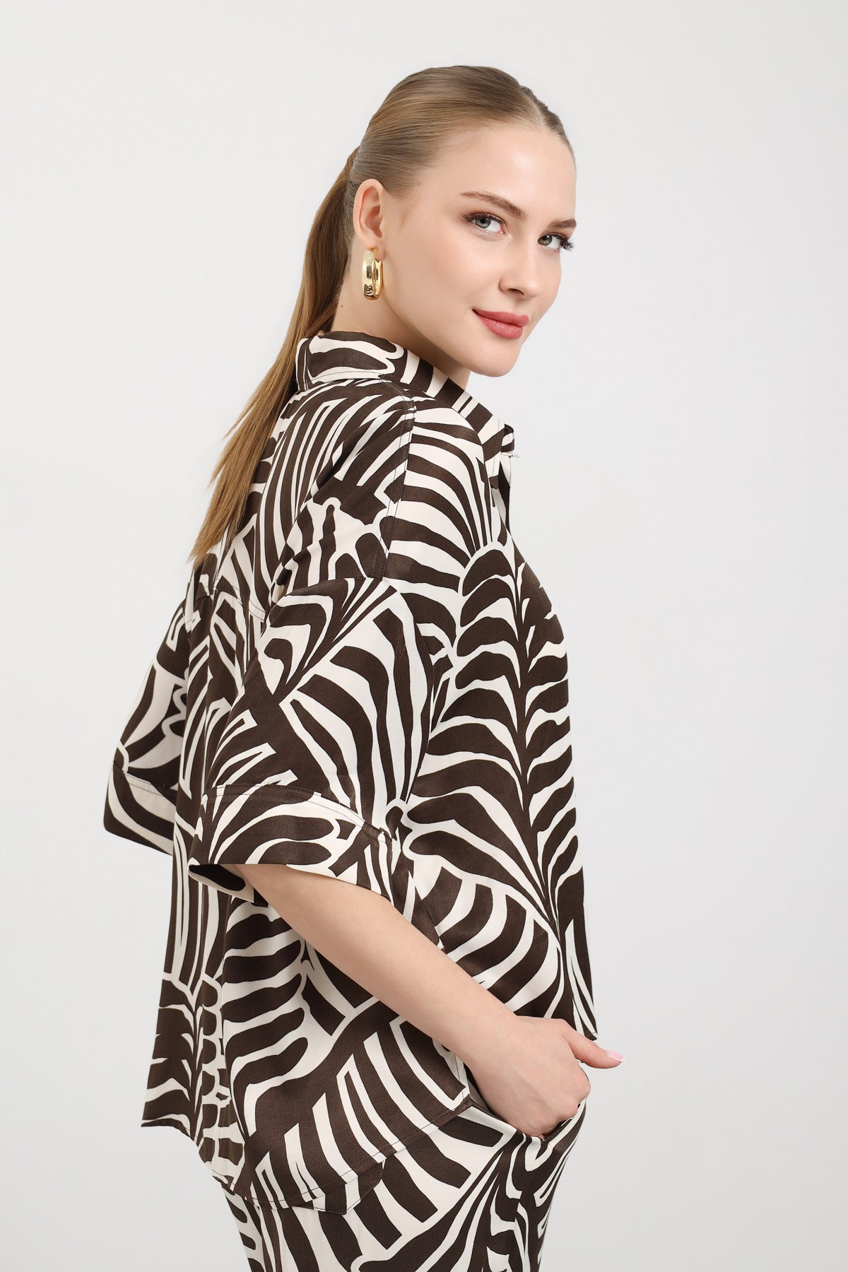 Akışkan Formlu Yarım Kol Kadın Gömlek