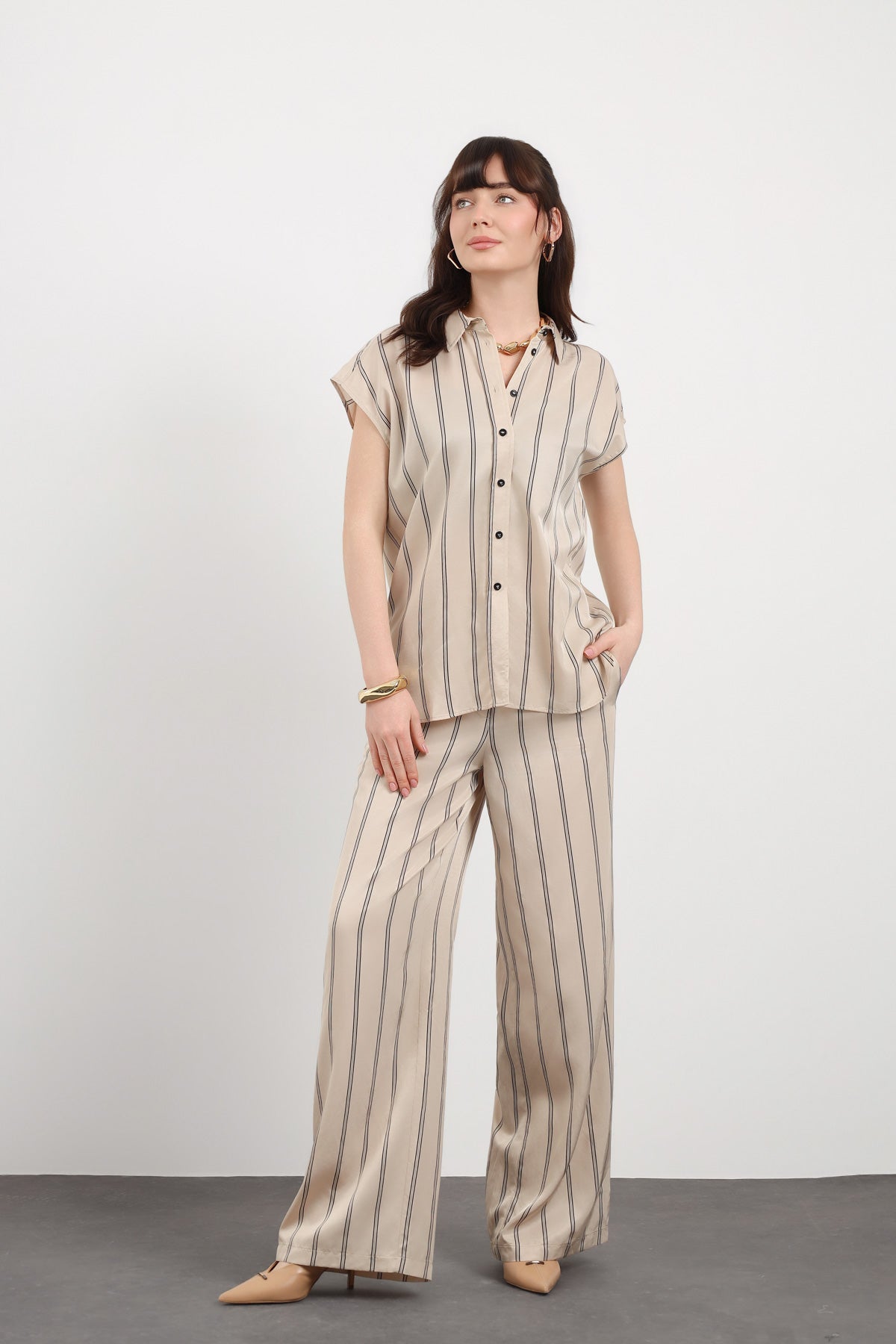 Dik Çizgi Detaylı Kolsuz Kadın Gömlek