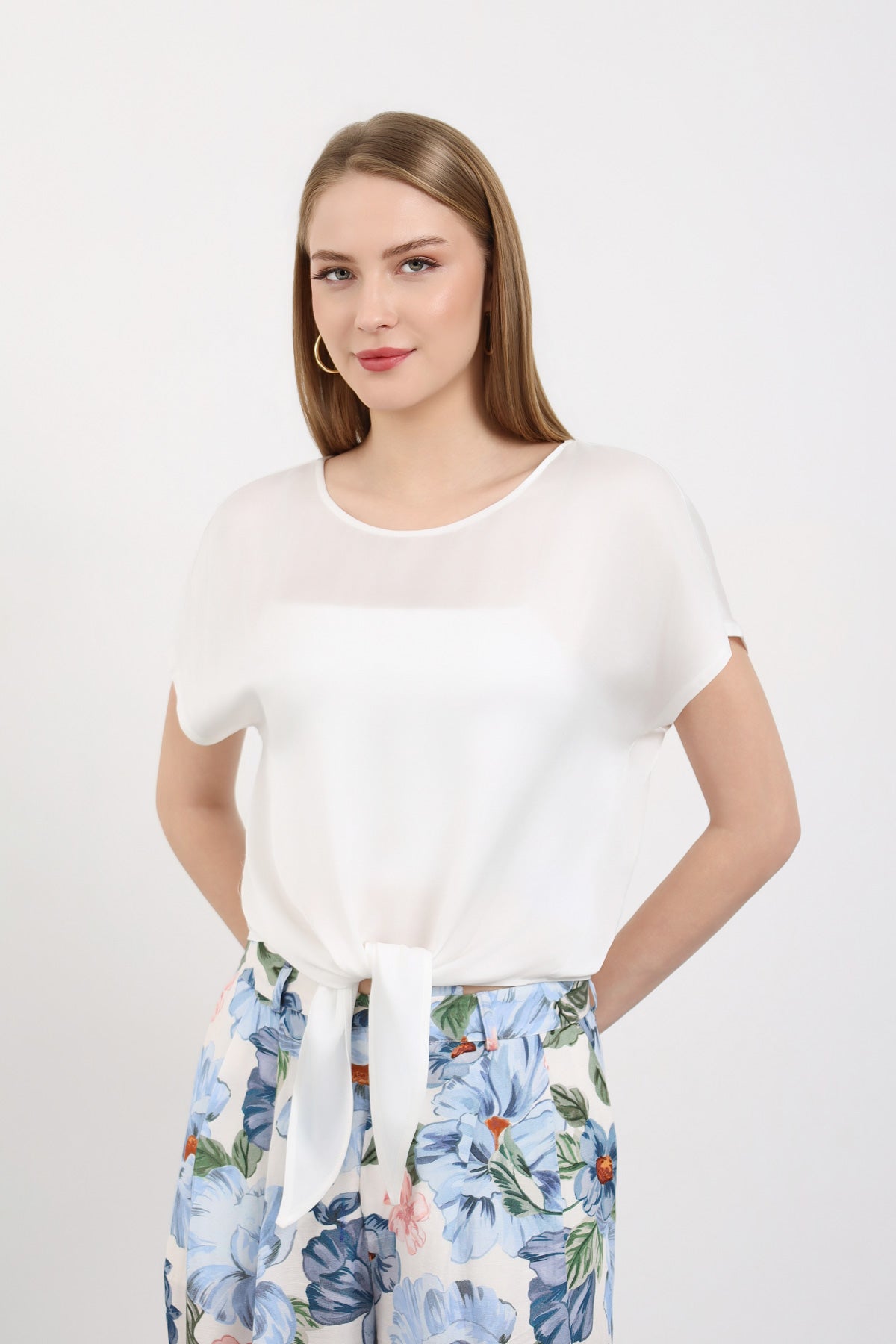 Beyaz Bağlama Detaylı Minimal Bluz