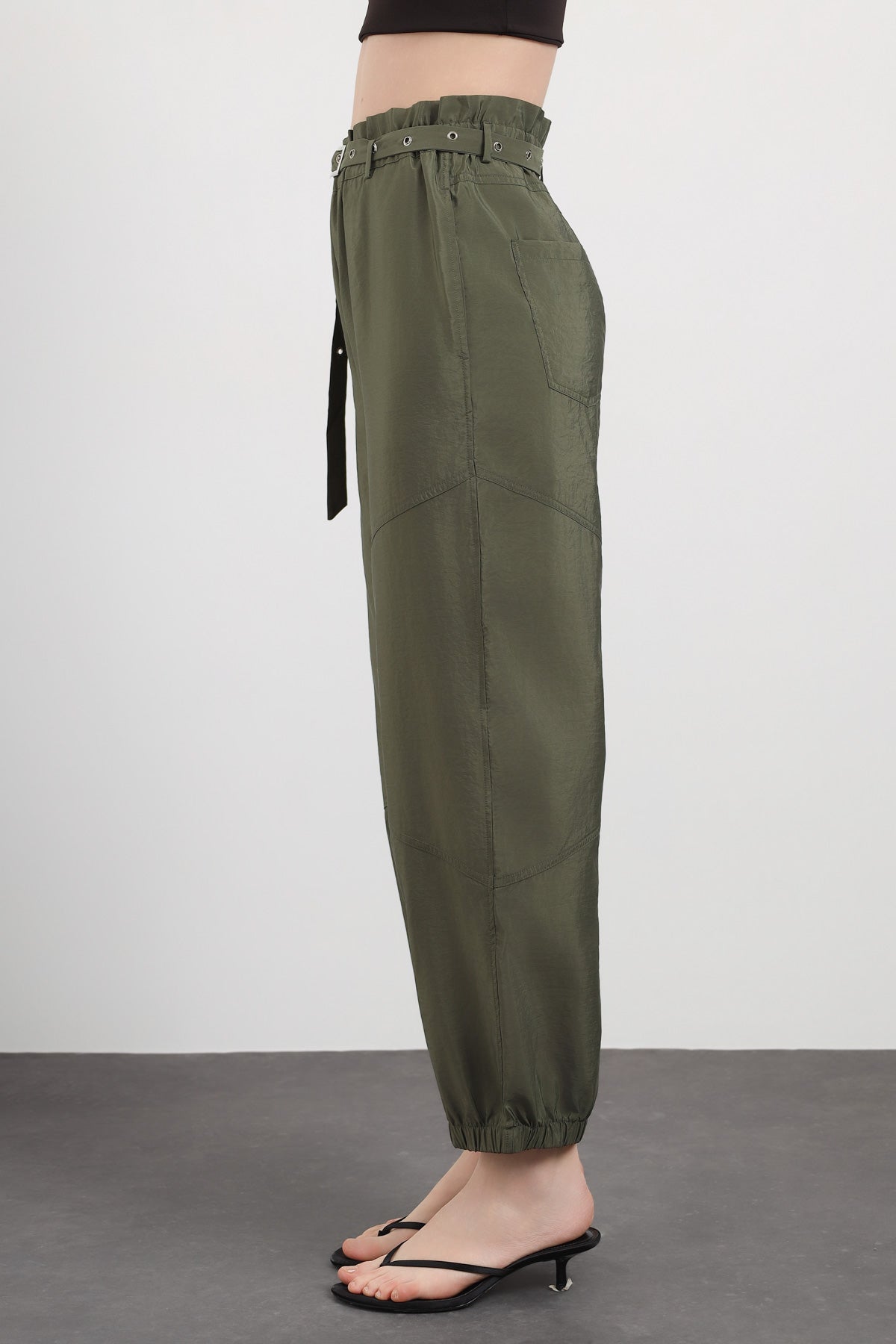Kemer Detaylı Rahat Kesim Pantolon