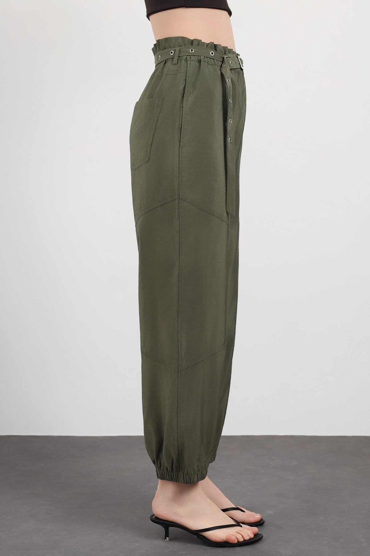 Kemer Detaylı Rahat Kesim Pantolon