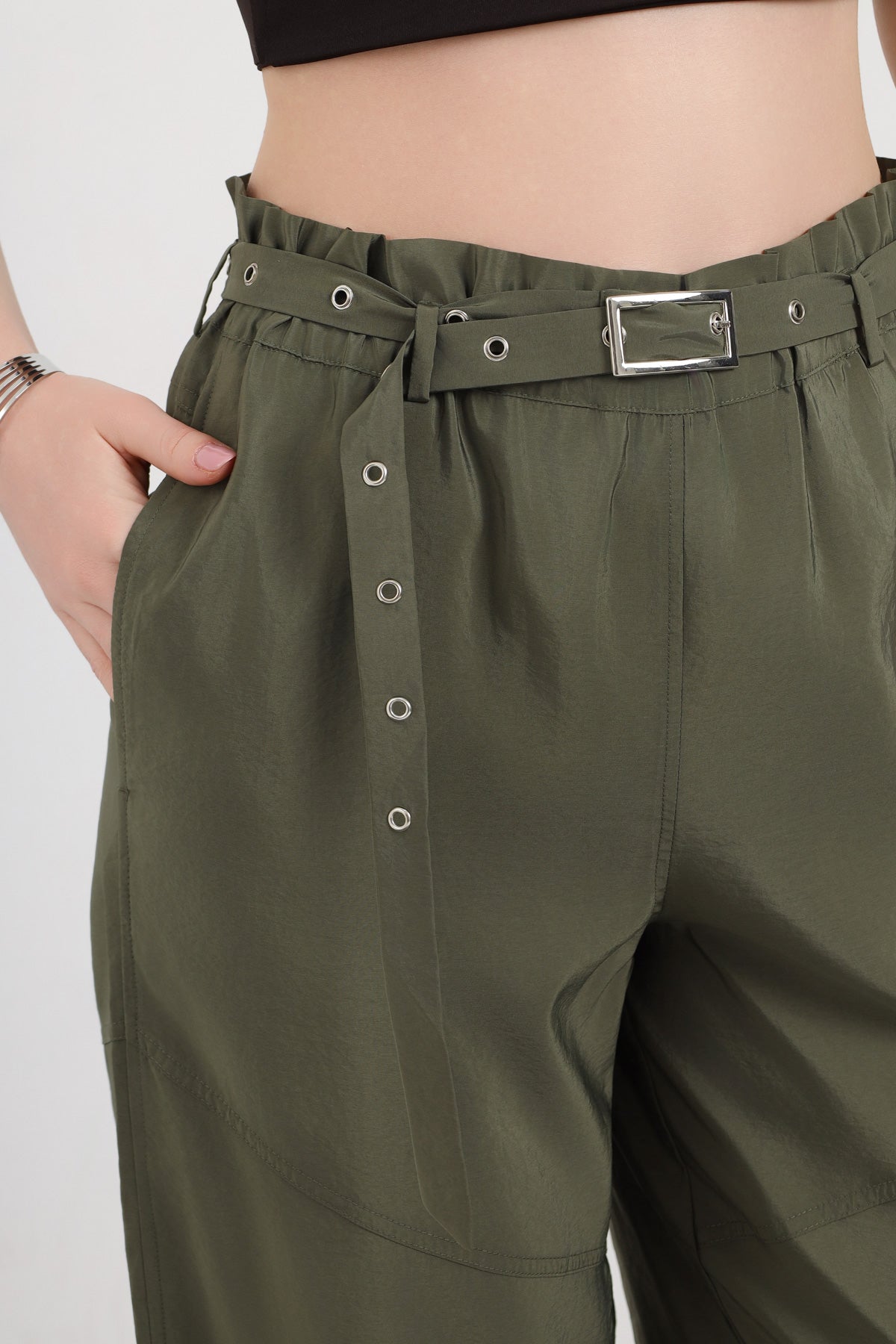 Kemer Detaylı Rahat Kesim Pantolon