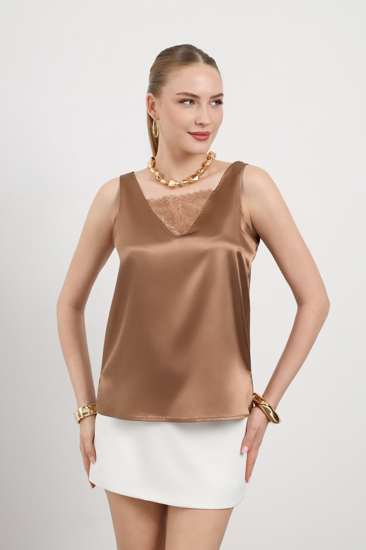 Camel Dantel Detaylı Saten Görünümlü Bluz