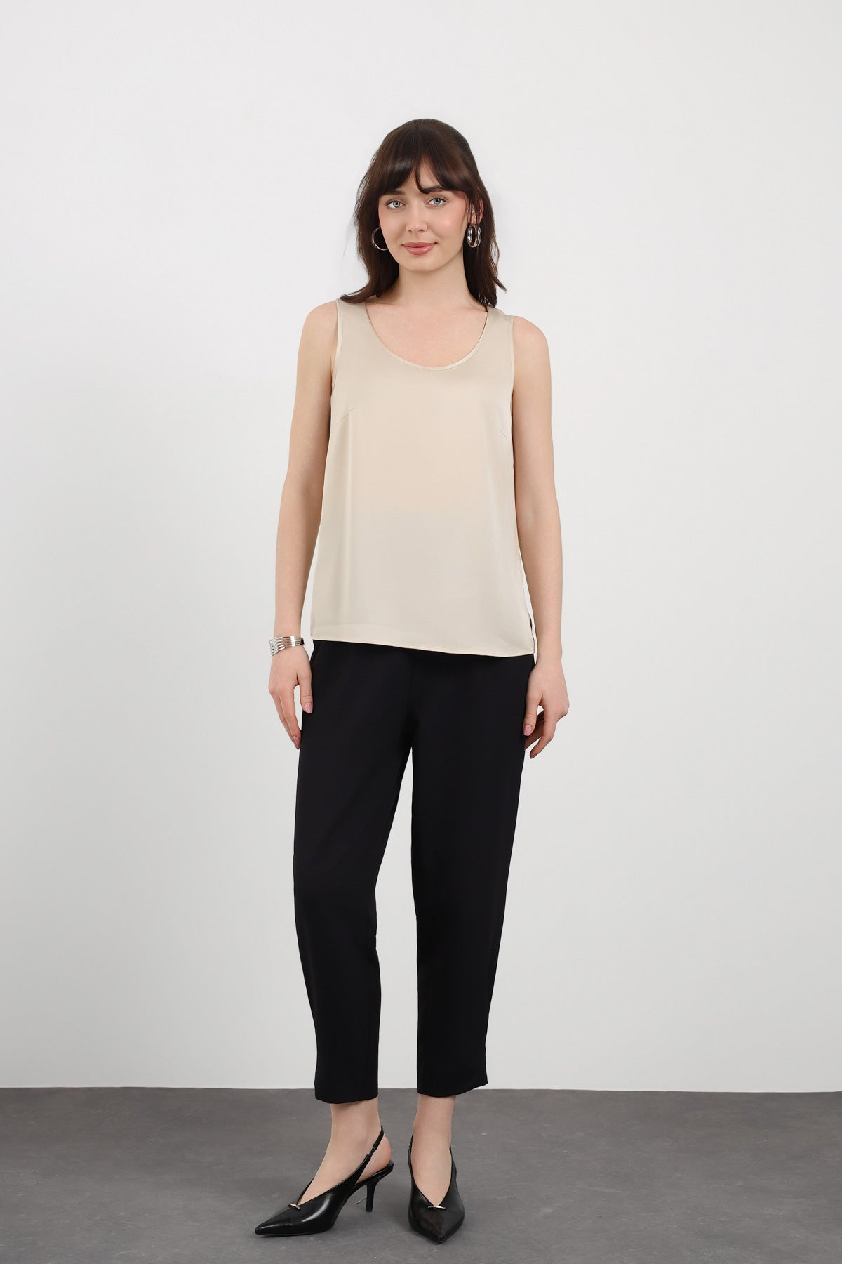 Bej Askılı Minimal Bluz