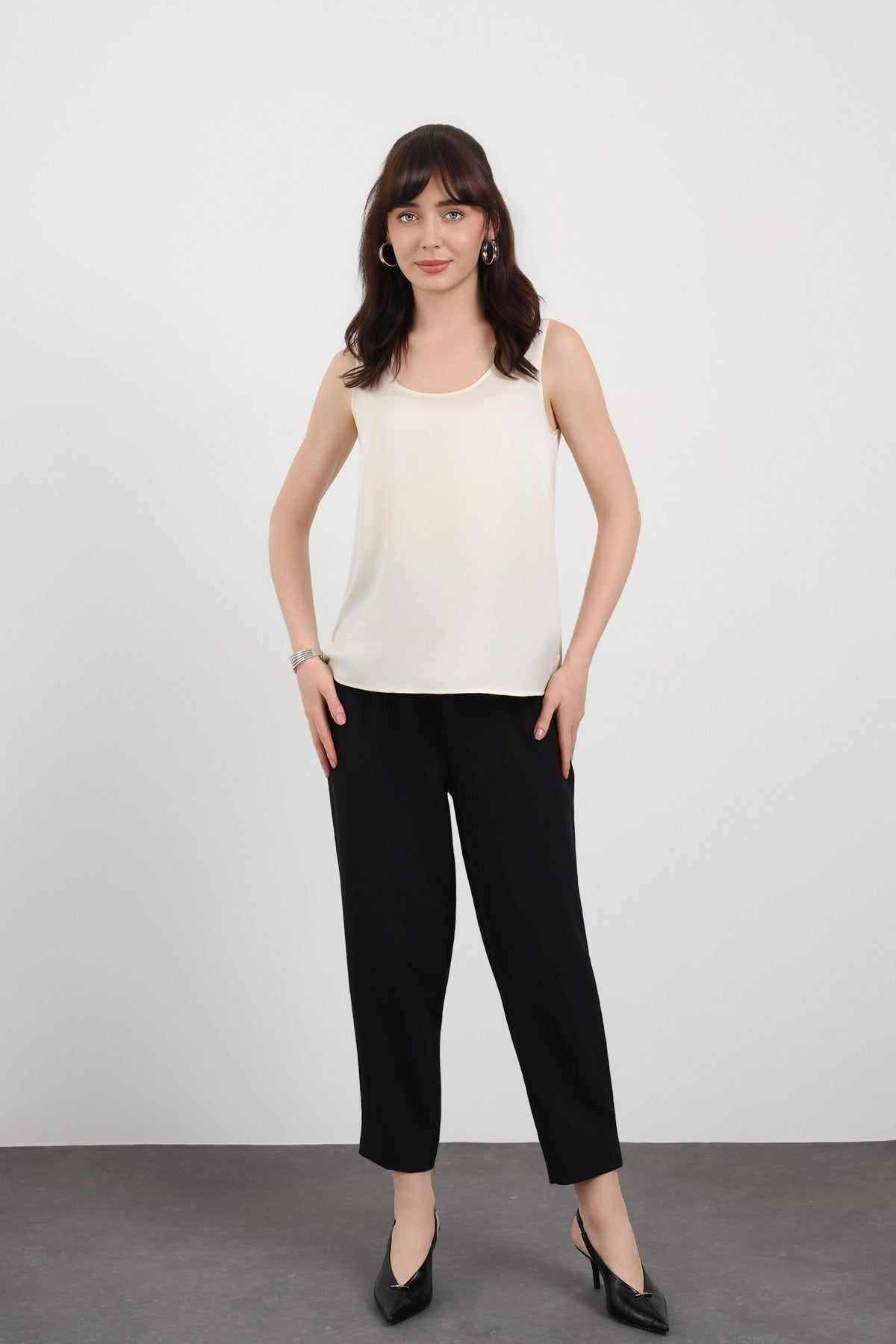 Ekru Askılı Minimal Bluz