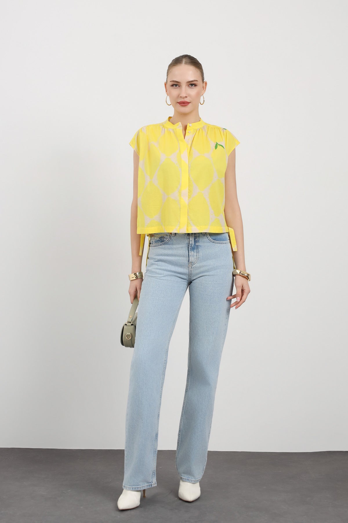 Akışkan Formlu Kolsuz Kadın Gömlek