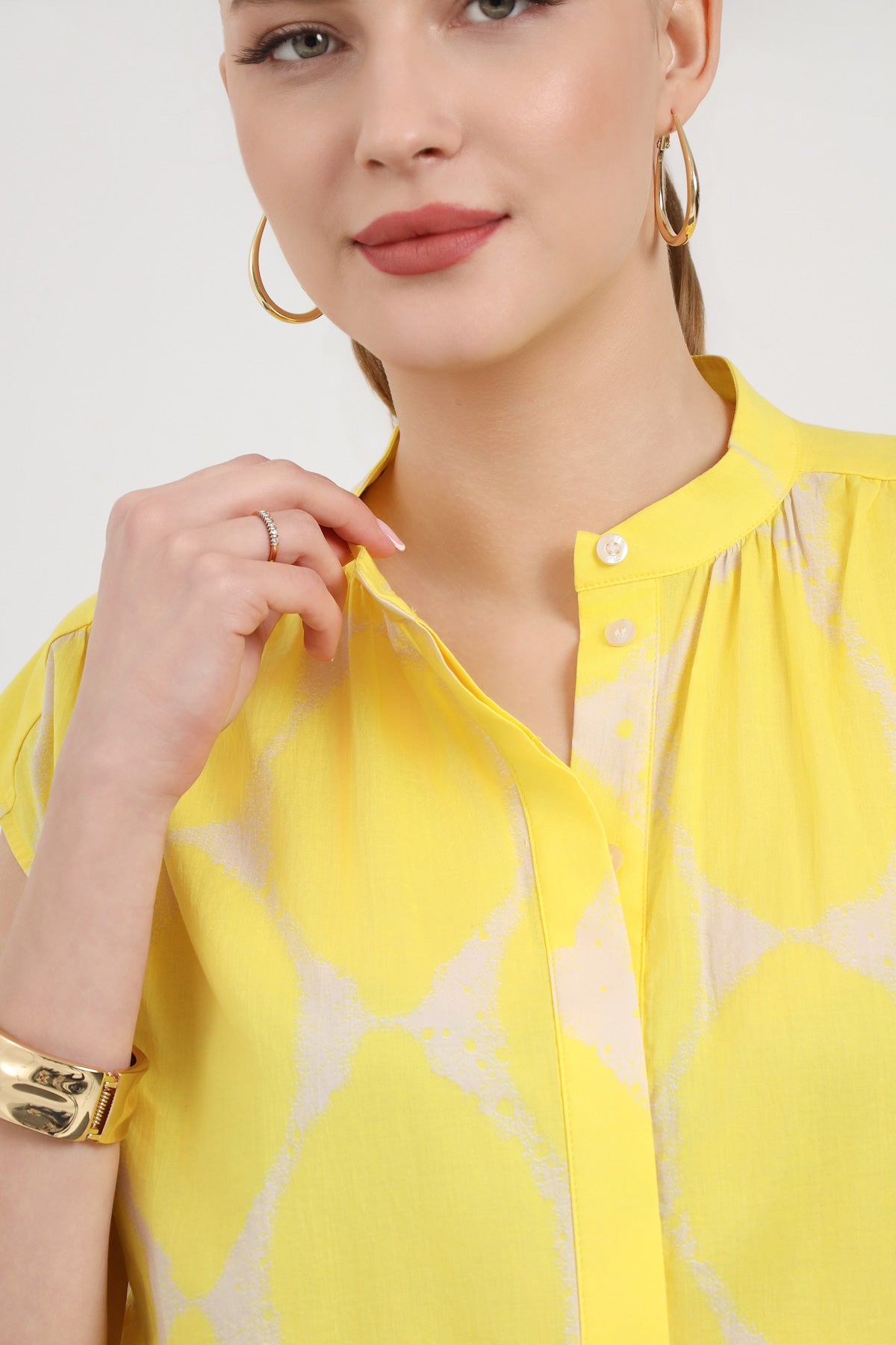 Akışkan Formlu Kolsuz Kadın Gömlek