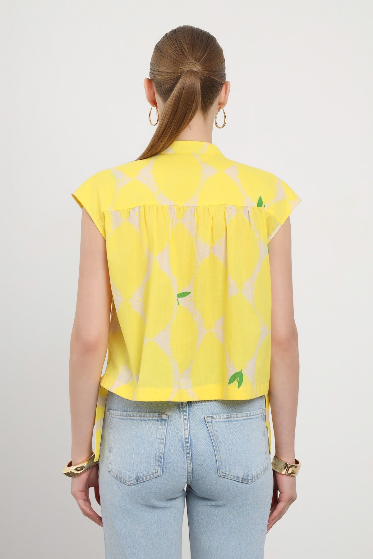 Akışkan Formlu Kolsuz Kadın Gömlek