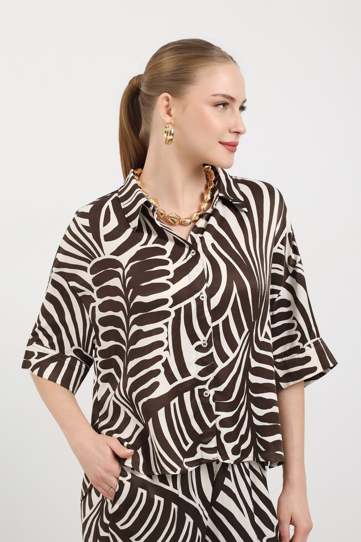 Akışkan Formlu Yarım Kol Kadın Gömlek