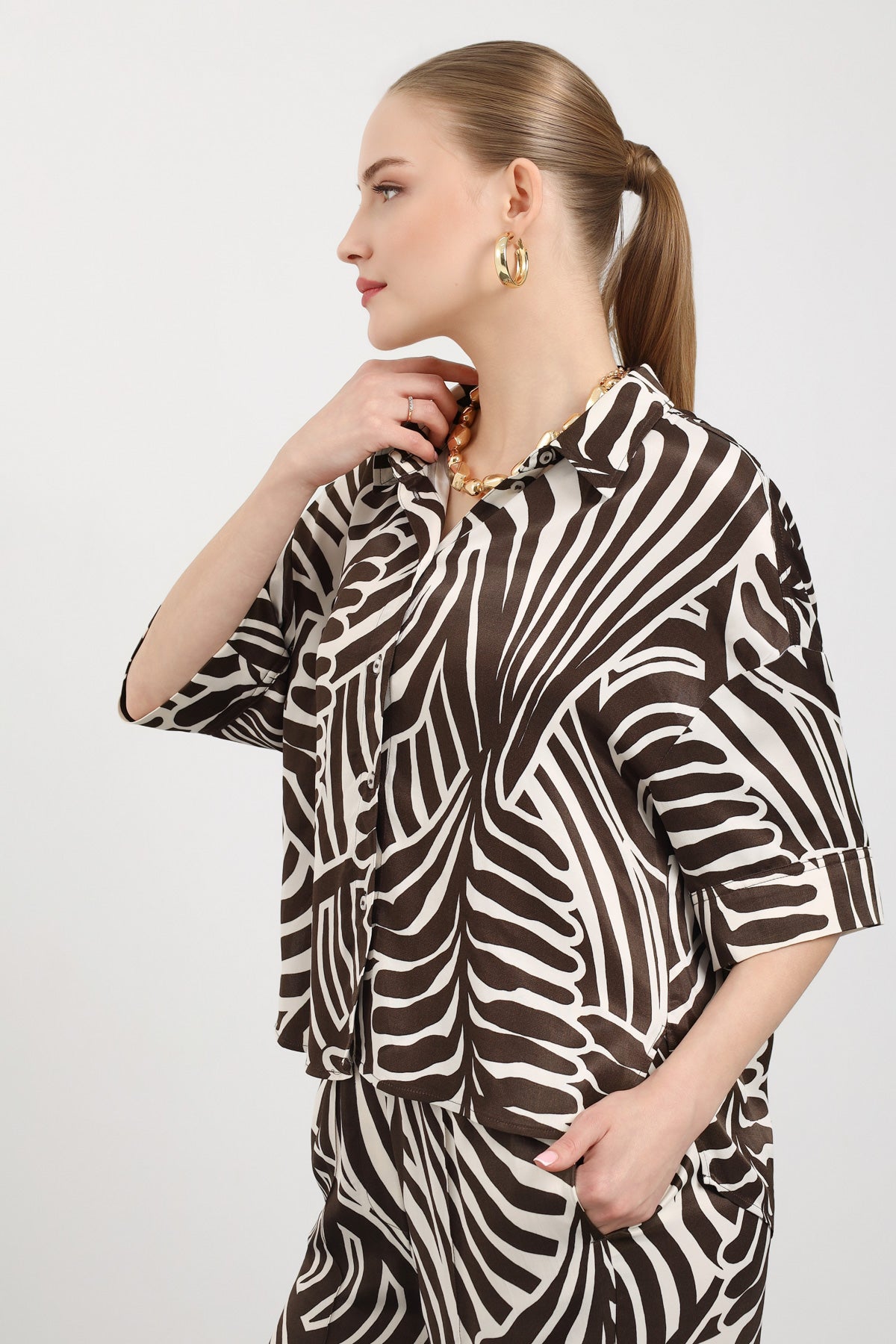 Akışkan Formlu Yarım Kol Kadın Gömlek