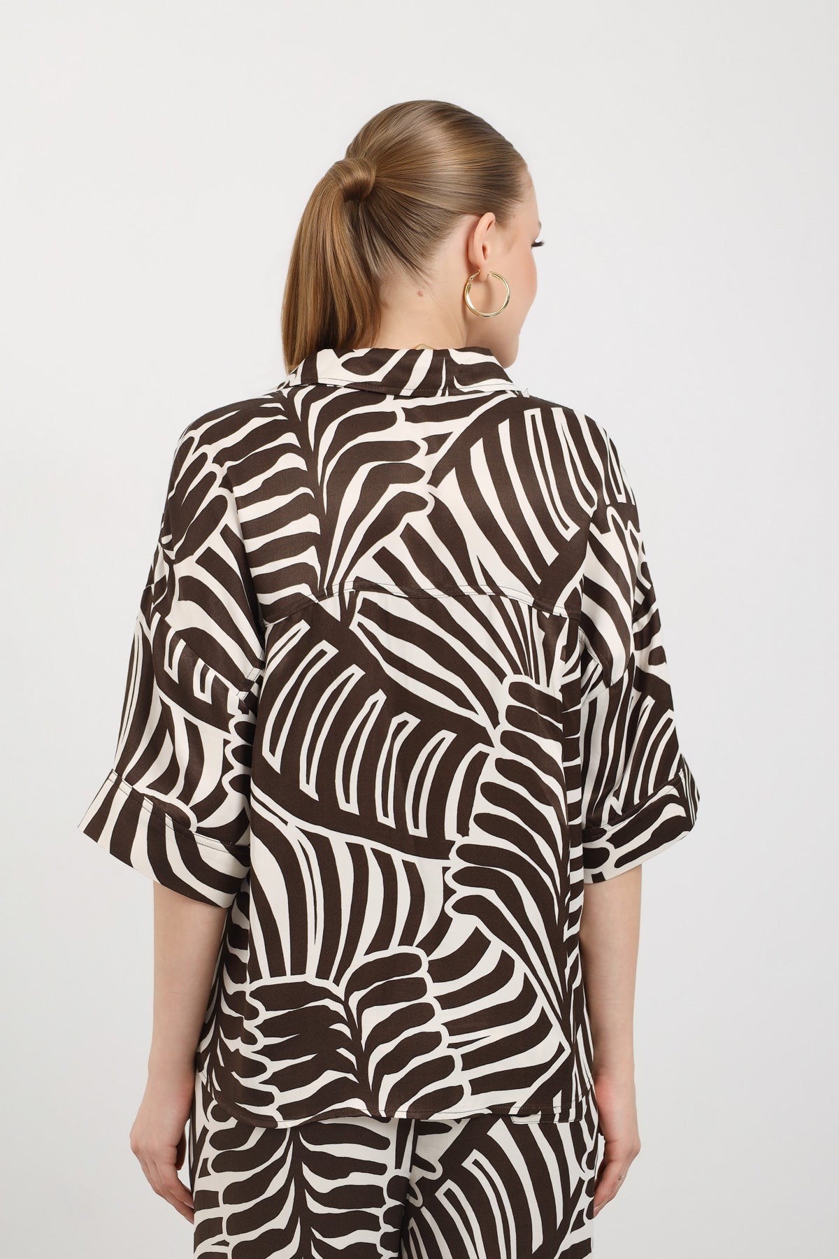 Akışkan Formlu Yarım Kol Kadın Gömlek