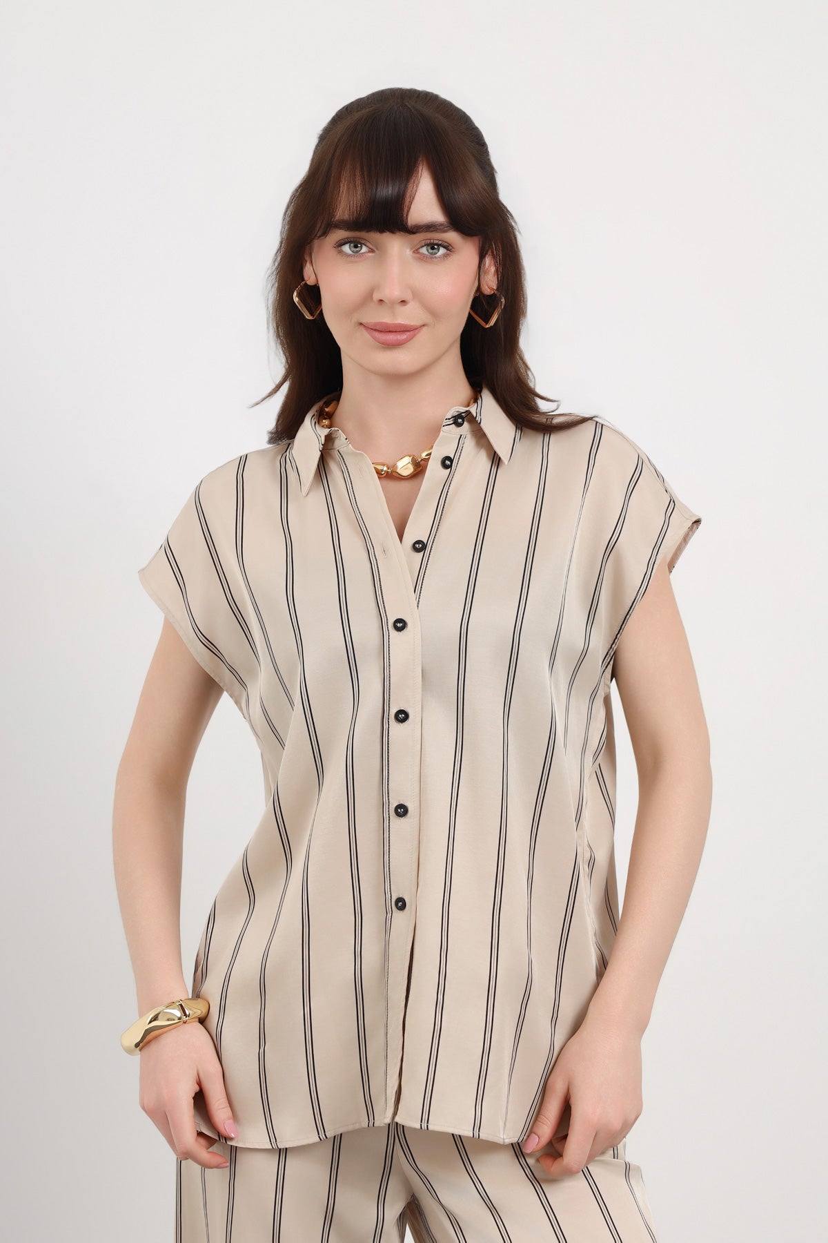 Dik Çizgi Detaylı Kolsuz Kadın Gömlek