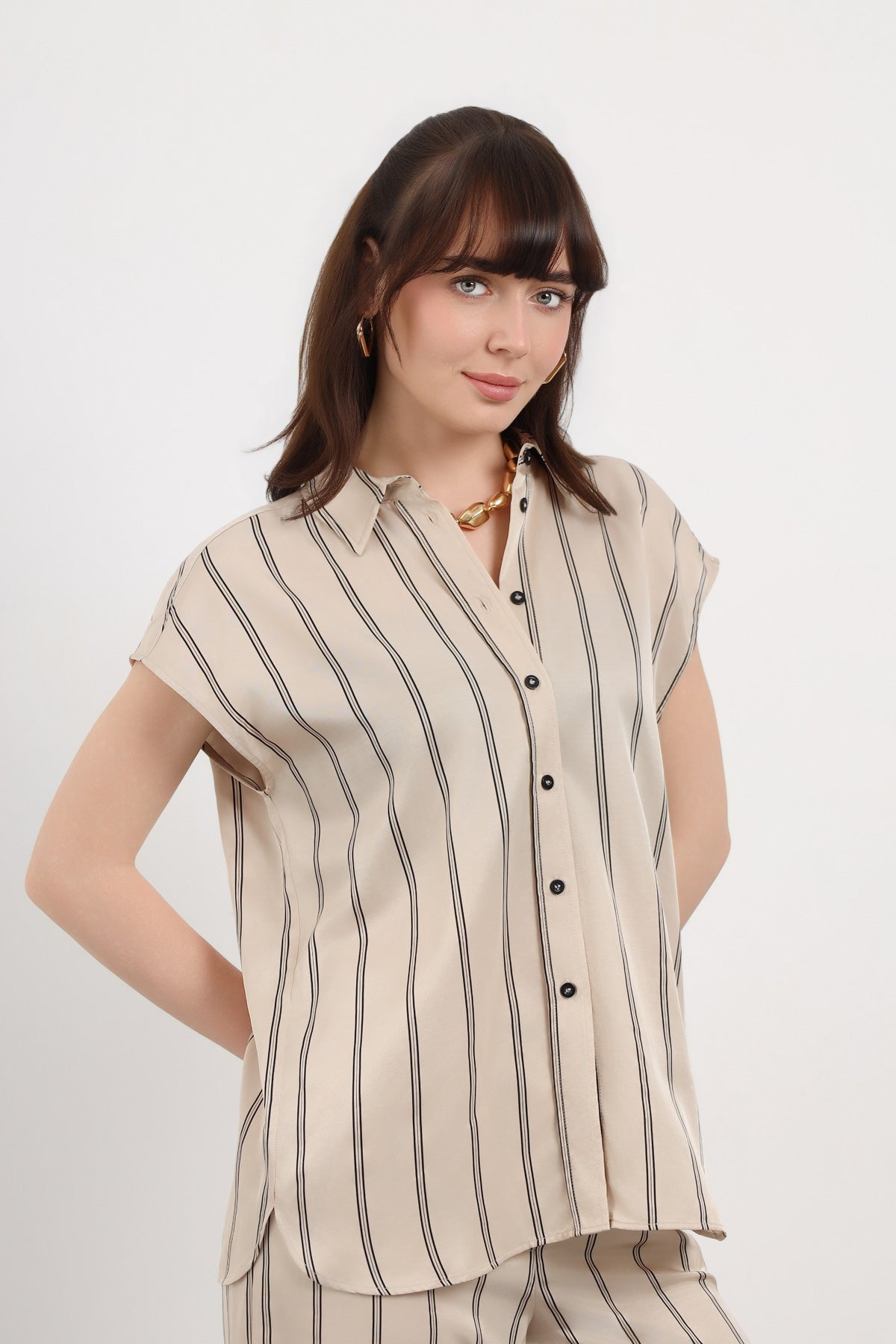Dik Çizgi Detaylı Kolsuz Kadın Gömlek