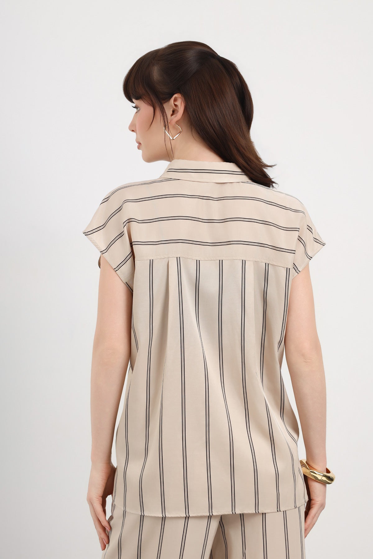 Dik Çizgi Detaylı Kolsuz Kadın Gömlek